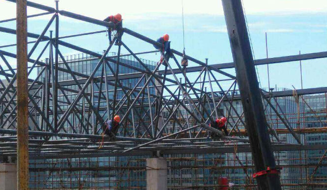 信州区论网架装配施工中搭设脚手架应当留神的事故